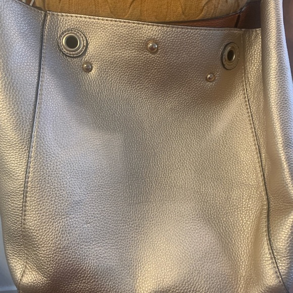 Gold Shoulder Bag with Sleek Design - Picture 2 of 4